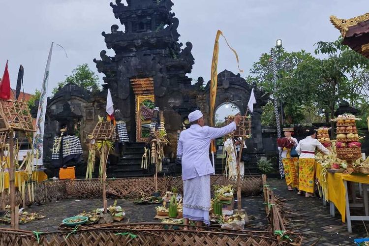 Ratusan umat Hindu di Kota Semarang melakukan peribadatan menyambut Hari Raya Nyepi Tahun Baru Saka 1947 di Pura Giri Nata, Kota Semarang, Jumat (28/3/2025) malam.