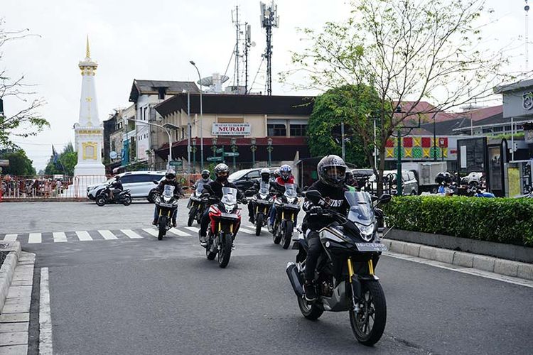 Komunitas Honda CB150X di Yogyakarta mengikuti Festival Hari Pelanggan Nasional.