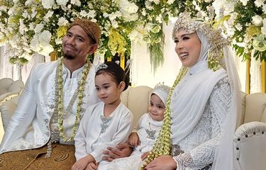 Presenter Fitri Tropica (kanan) merayakan anniversary ke-10 pernikahannya dengan Irvan Hanafi bersama dua anak mereka ala pengantin yang menikah dengan adat Sunda, di daerah Kemang, Jakarta Selatan, Sabtu (14/9/2024).