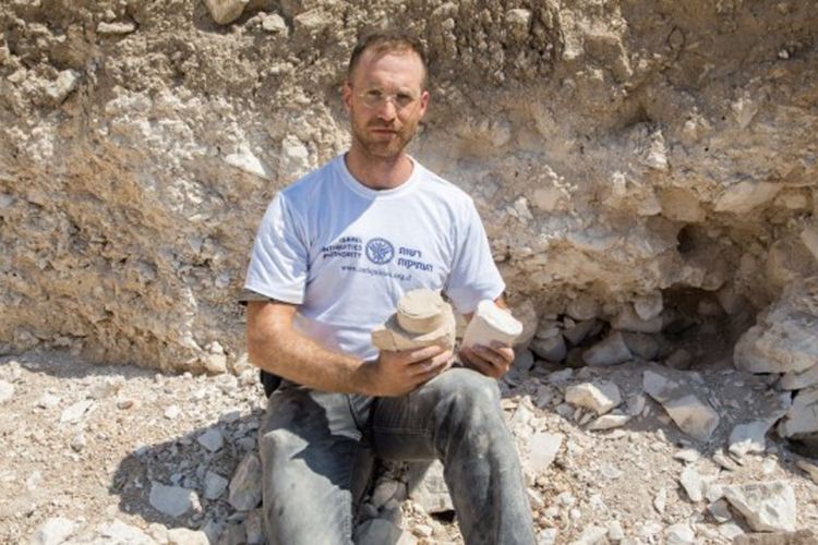 Yonatan Adler berada di situs penemuan bengkel bejana batu di Reina, Galilea, Israel.