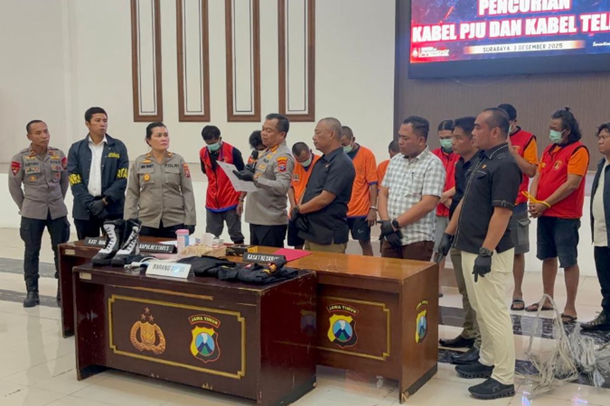 Para pencuri kabel PJU saat berada di Mapolrestabes Surabaya Surabaya, Rabu (3/12/2025).