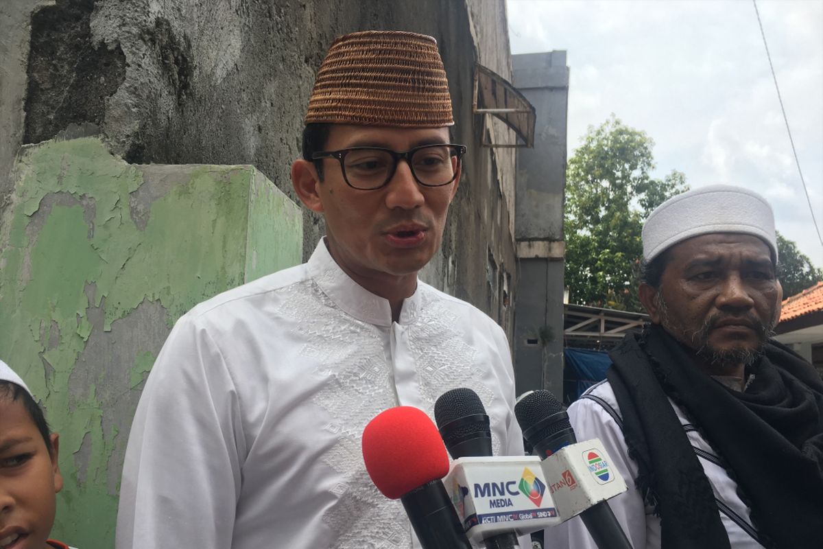 Wakil Gubernur DKI Jakarta terpilih Sandiaga Uno, melakukan kegiatan tasyakuran bersama Ustad Solmed dan Majelis Arraudhotul Mahmoedah, di Jalan Musyawarah 1, Kebon Jeruk Jakarta, Sabtu (6/5/2017).