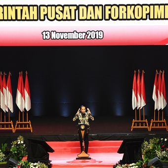 Presiden Joko Widodo memberikan pidato saat menghadiri Rakornas Indonesia Maju antara Pemerintah Pusat dan Forum Koordinasi Pimpinan Daerah (Forkopimda) di Bogor, Jawa Barat, Rabu (13/11/2019). Kegiatan tersebut bertujuan untuk mewujudkan sinergi program-program antara pemerintah pusat dengan daerah. ANTARA FOTO/Akbar Nugroho Gumay/aww.