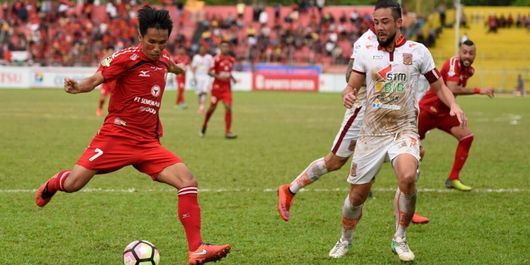 Rudi (kiri) belum bisa memperkuat Semen Padang saat melawan Perseru Serui dalam lanjutan Liga 1.