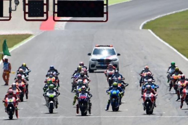 Para pebalap MotoGP melakukan start pada GP Italia di Sirkuit Mugello, Minggu (31/5/2015).