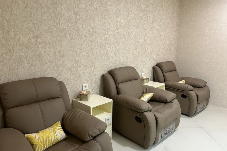 Penampilan ruang treatment OPI Indonesia di Plaza Indonesia dengan Korean Cafe bernama Latte Lacquer, yang mengusung konsep sip, shine, dan self care di Plaza Indonesia, Jumat (24/10/2025).