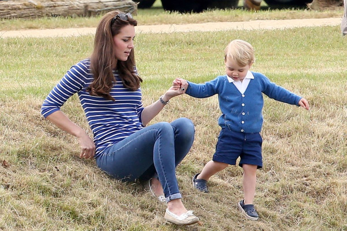 Kate Middleton dengan slip-on suede Sebago seharga Rp 1,3 juta