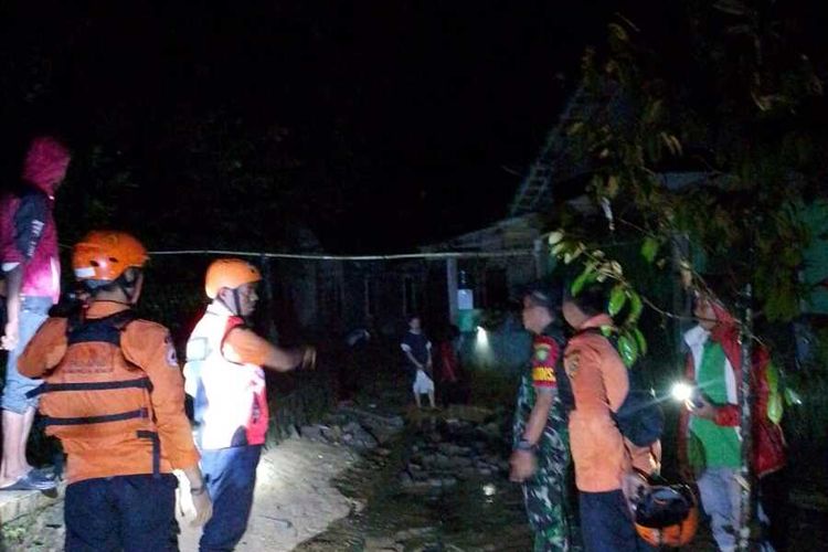 Tim BPBD sedang melakukan penanganan banjir di Kampung Babakan Cilame RT 03/01, Desa Sukamaju, Kecamatan Cigudeg, Kabupaten Bogor, Jawa Barat, Rabu (12/6/2024) malam.