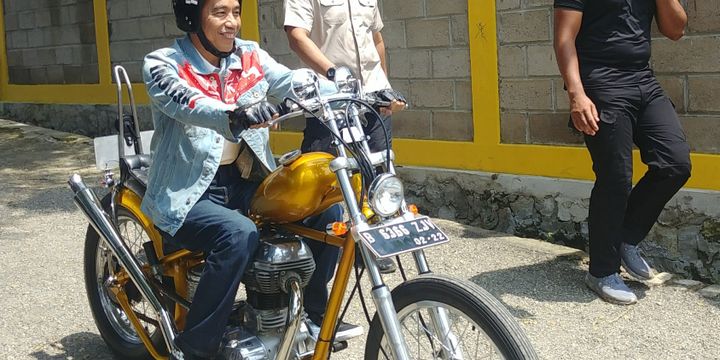 Presiden Joko Widodo atau Jokowi mengendarai sepeda motor Royal Enfield Bullet 350 cc bergaya chopper di Sukabumi, Jawa Barat, Minggu (8/4/2018). 