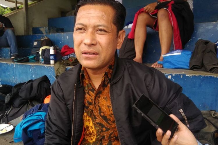 Legenda hidup Persib Bandung, Yudi Guntara saat ditemui wartawan di Lapangan Lodaya, Kamis (7/12/2017).