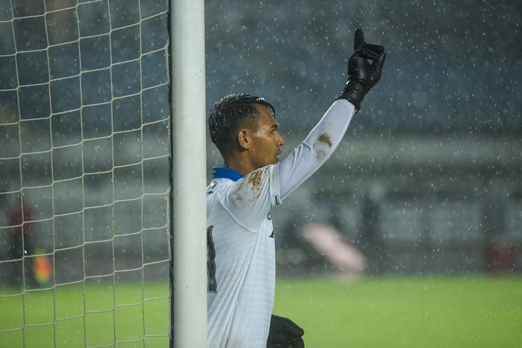 Penjaga gawang Persib Reky Rahayu saat tampil dalam laga uji coba Persib vs Bekasi City FC, Minggu (13/11/2022) di Stadion Gelora Bandung Lautan Api (GBLA).
