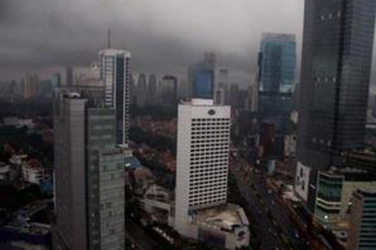 Awan mendung menyelimuti Jakarta terlihat dari Bundara Hotel Indonesia, Senin (10/11) petang.
