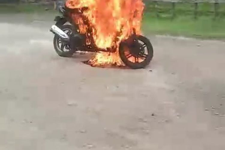Tangkapan foto dari video motor guru di Madura, Ahmad Nurdin (50), yang dibakar muridnya.