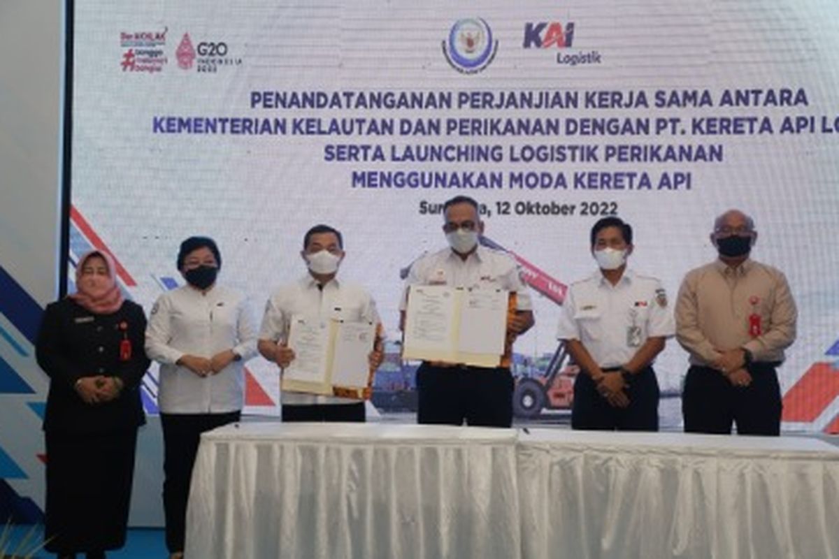 Penandatanganan kerja sama distribusi hasil perikanan antara KKP dan PT KAI Logistik