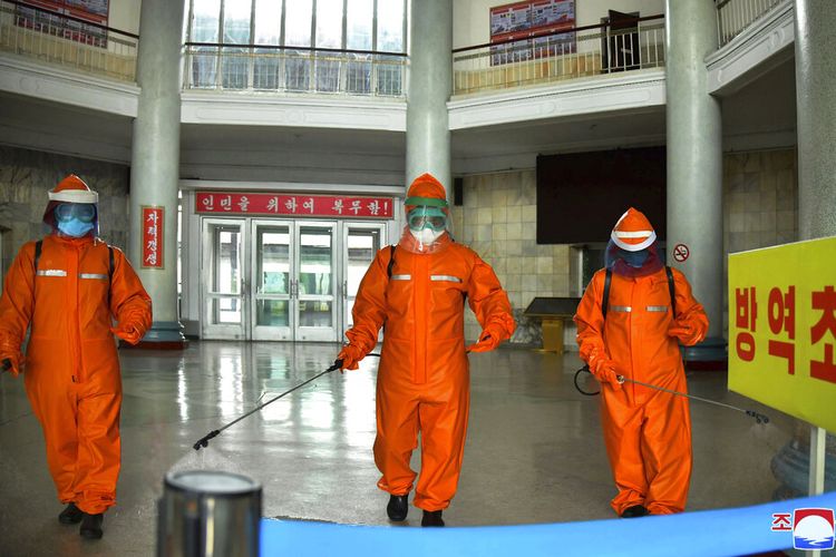 Dalam foto yang disediakan oleh pemerintah Korea Utara ini, staf stasiun mendisinfeksi lantai stasiun Pyongyang untuk menghentikan penyebaran infeksi virus corona, di Pyongyang, Korea Utara Selasa, 17 Mei 2022.