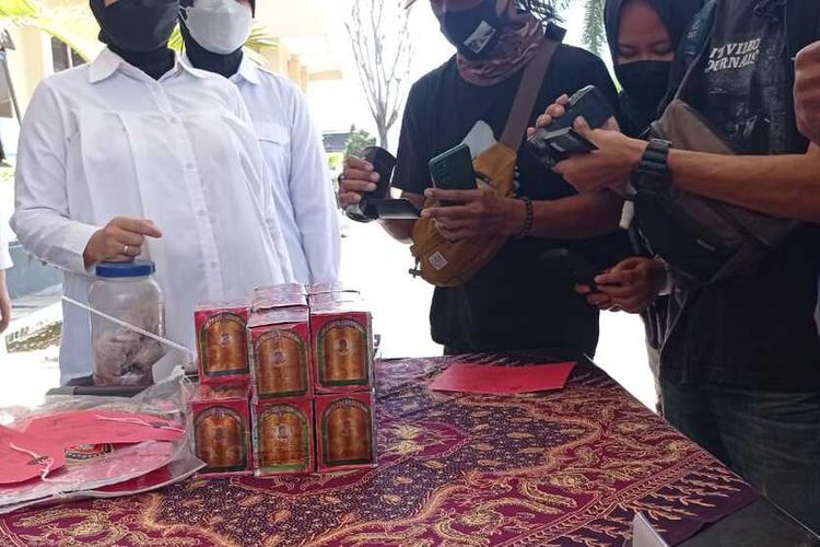 Kepolisian Resor Magetan Mangamankan puluha kotak jamu illegal yang diedarkan oleh warga Magetan. Tak memiliki ijin penjual jamu terjerat Undang Undang Kesehatan dengan ancaman hukuman penjara maksimal 15 tahun .