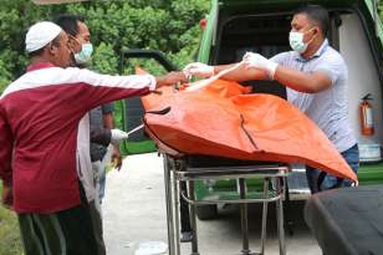 Jasad bocah korban banjir asal Desa Mane, Kecamatan Mane, Kabupaten Pidie, dibawa dalam mobil ambulans RSUD Teuku Umar, Aceh Jaya, untuk dipulangkan ke rumah duka, Jumat (18/11/16).
