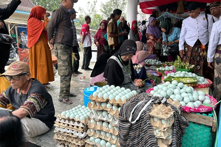 Gamelan Sekaten Keraton Solo Ditabuh: Warga Nikmati Nasi Liwet, Ngalap Berkah Janur Kuning