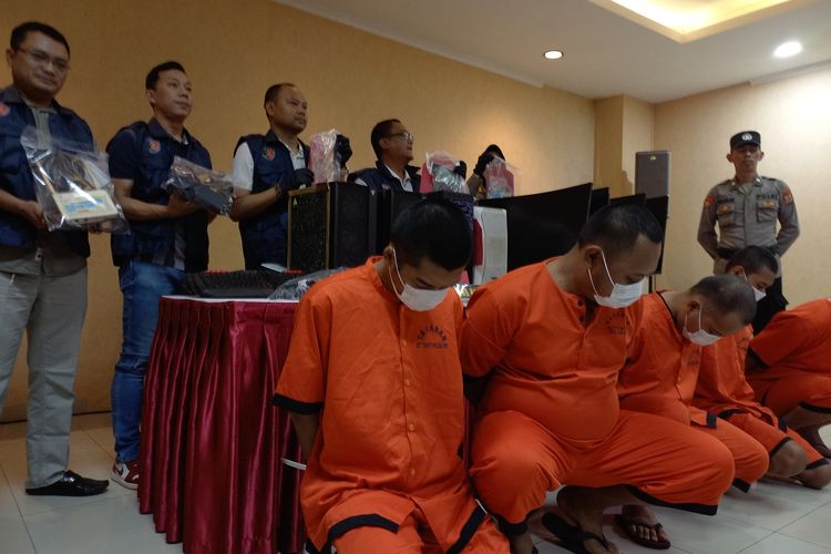 Lima tersangka pemain judi online yang diamankan Polda DIY, Kamis (31/7/2025)