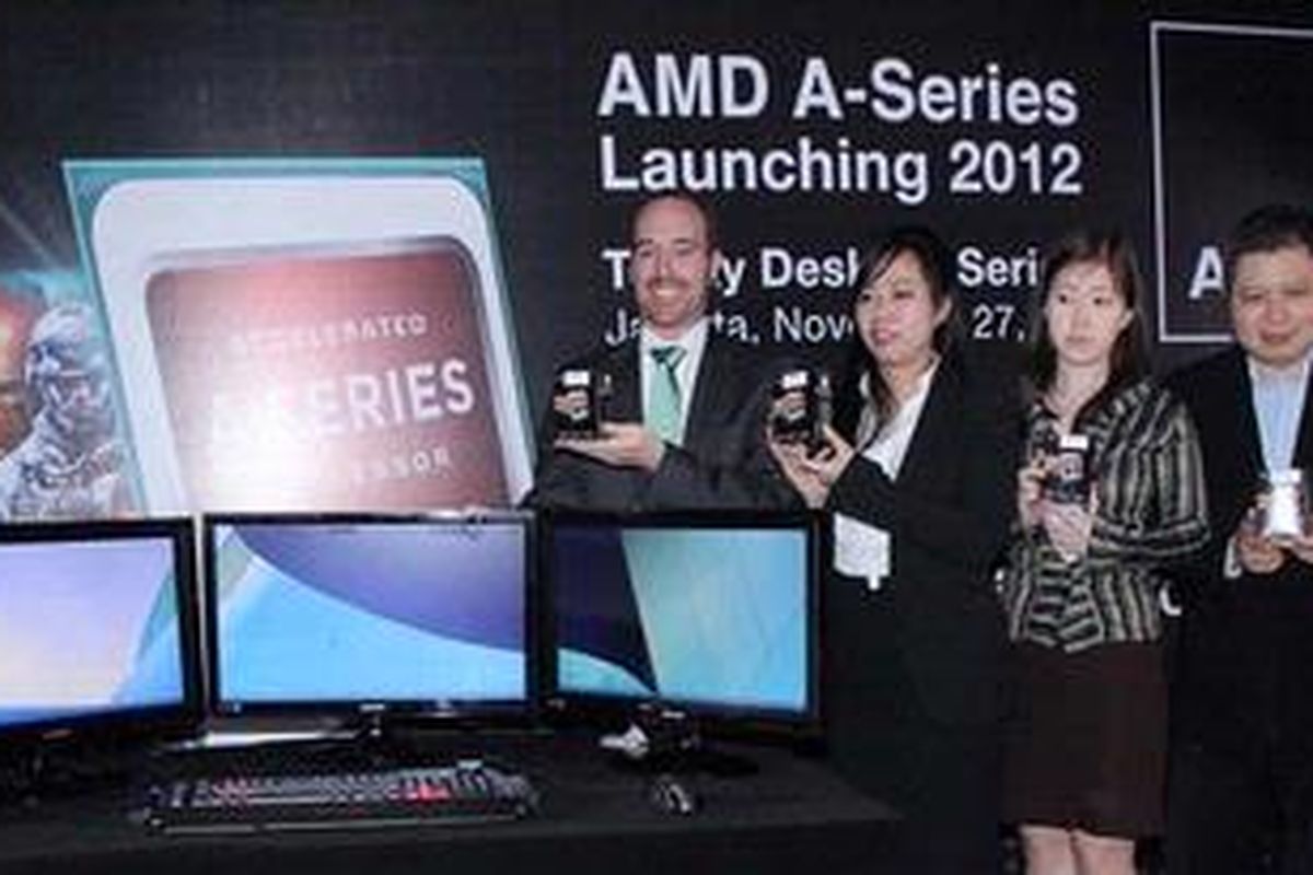 AMD Far East LTD Asia Pacific & Japan Consumer Sales Director Bryan Slattery (paling kiri) menunjukkan prosesor AMD "Trinity" didampingi AMD Far East LTD Asia Pacific & Japan Marketing Manager Wai San Koh (kedua dri kiri), AMD Far East LTD Asia Pacific & Japan Marketing Manager Armawati Cen (kedua dari kanan) dan  AMD Far East LTD Distribution Sales Manager Frankie Widjaja