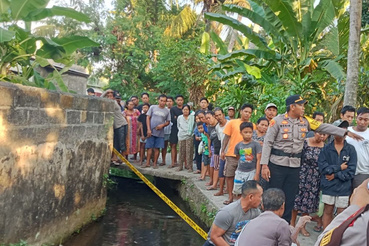 Polisi melakukan olah TKP penemuan mayat di sungai di Desa Kubutambahan, Kecamatan Kubutambahan, Kabupaten Buleleng, Provinsi Bali, Senin (30/9/2024).