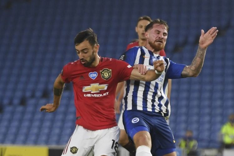 Bruno Fernandes (kiri) saat mencetak gol kedua untuk Manchester United di babak pertama dalam pertandingan Liga Inggris melawan Brighton di Stadion Falmer, Rabu (1/7/2020) dini hari WIB. 