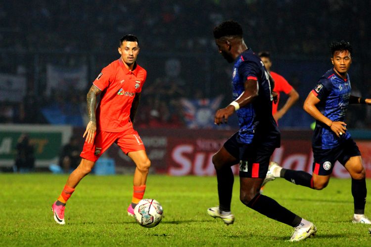 Pemain Borneo FC Stefano Lilipaly saat pertandingan leg pertama Final Piala Presiden 2022 melawan Arema FC yang berakhir dengan skor 1-0 di Stadion Kanjuruhan Kepanjen, Kabupaten Malang, Kamis (14/7/2022) malam.