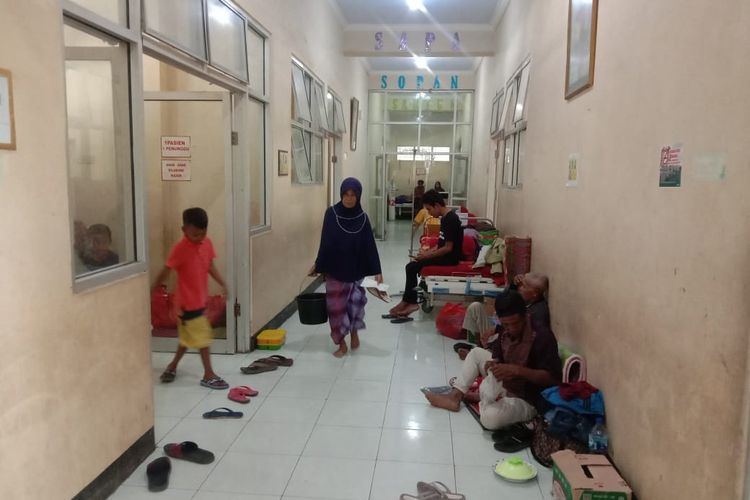 Tampak pasien di RSUD Dompu ditangani di lorong bangunan gedung, Kamis (20/10/2022).