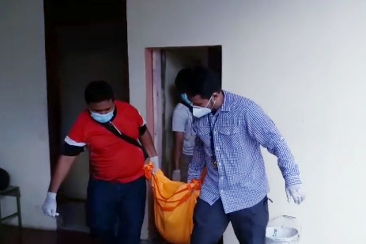 Polisi membawa kantong jenazah mahasiswi di Tanjungpinang, yang ditemukan tewas di kamar kos, Jumat (1/4/2022).