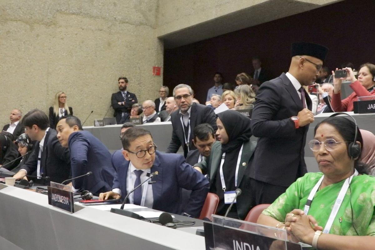 Para delegasi DPR RI saat melakukan aksi walk out pada sidang lanjutan Inter-Parliamentary Union (IPU) di Jenewa, Swis, Senin (25/3/2024). 
