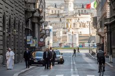 Berdoa agar Virus Corona Berakhir, Paus Fransiskus Kunjungi Roma yang Sepi