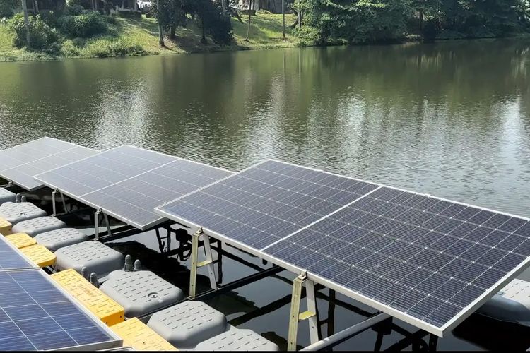 Pembangkit listrik tenaga surya (PLTS) terapung mobile yang dikembangkan oleh para periset di Pusat Riset Konversi dan Konservasi Energi (PRKKE) Badan Riset dan Inovasi Nasional (BRIN).