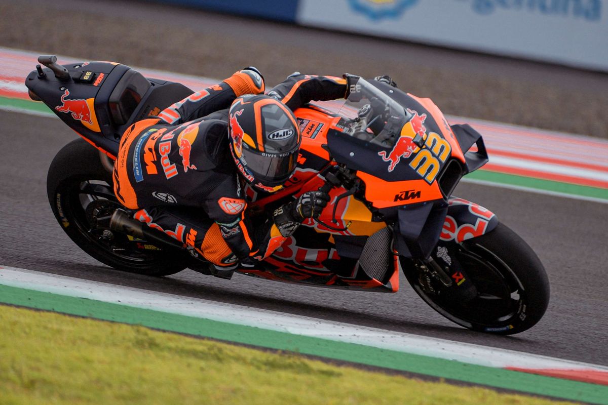 Red Bull KTM Factory Racings South African rider Brad Binder competes during the free practice session for the Indonesian Grand Prix MotoGP race at the Mandalika International Circuit at Kuta Mandalika in Central Lombok on March 18, 2022. (Photo by BAY ISMOYO / AFP)