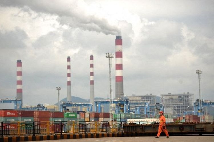 Semua layanan peti kemas masuk dan keluar di terminal Meishan di pelabuhan Ningbo-Zhoushan dihentikan pada Rabu (11/8/2021).