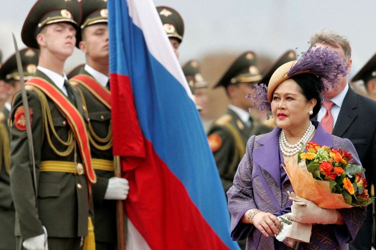 Ratu Thailand Sirikit disambut pasukan kehormatan saat tiba di bandara Vnukovo di luar Moswka, Rusia, 2 Juli 2007. Sirikit wafat pada Jumat (24/10/2025) di Bangkok dalam usia 93 tahun.