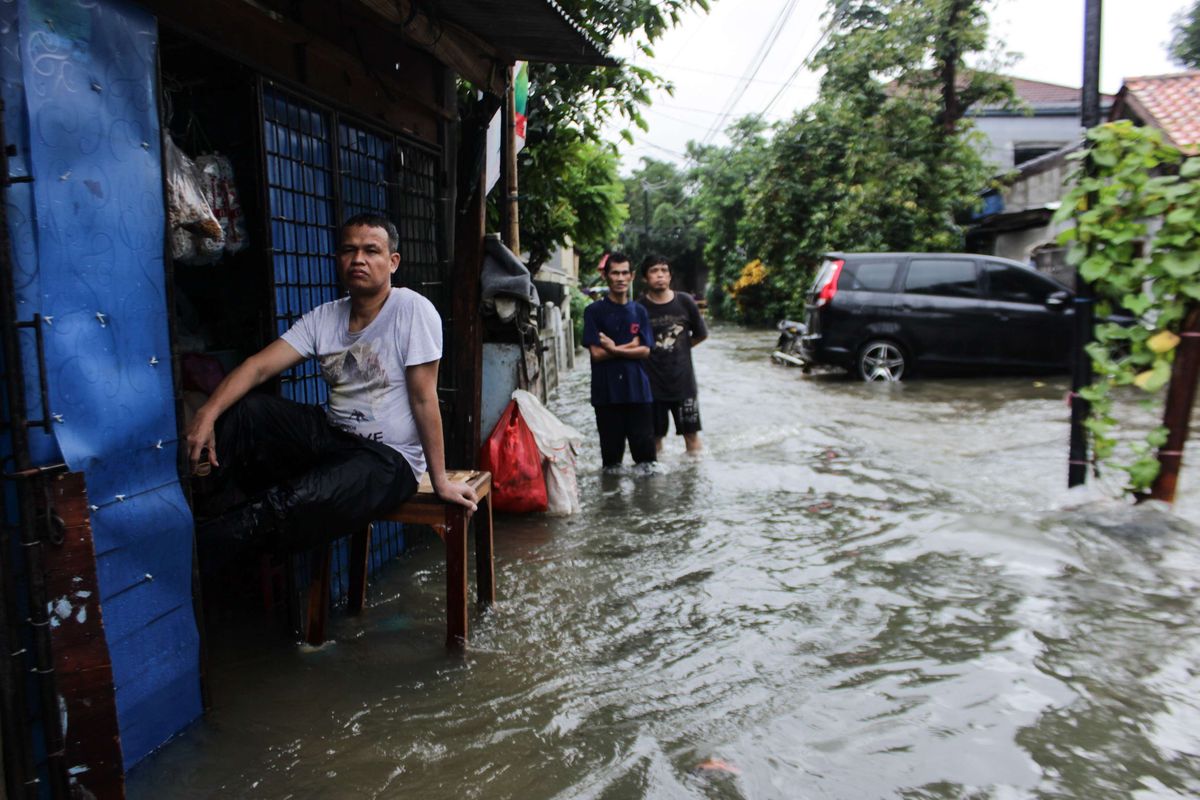 Warga menyaksikan banjir yang terjadi di Jalan Nurul Hidayah, Kramat Jati, Jakarta Timur, Rabu (1/1/2020). Longsor dan Banjir disebabkan oleh intensitas curah hujan yang tinggi.