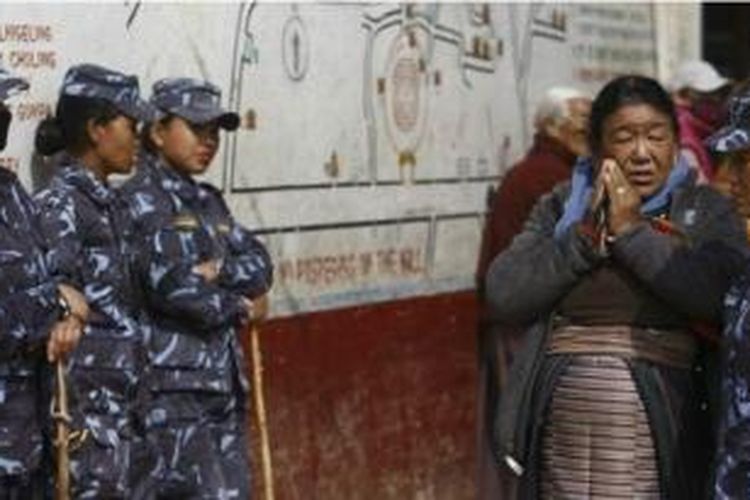 Polisi Nepal dikeluhkan sering berbuat kasar dan tidak sopan, sehingga kini mereka sedang dilatih bersenyum agar bisa tampil lebih ramah.