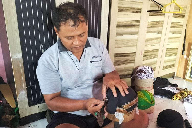 Perajin di Kampung Blangkon Solo, Jawa Tengah, sedang melakukan pembuatan blangkon pada Selasa (6/9/2022).