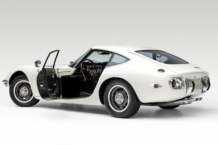 Toyota 2000GT tahun 1968 juga dijual seharga 850.000 dollar AS atau Rp 12,1 miliar.