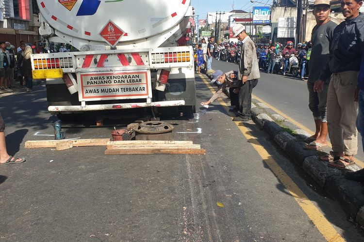 Seorang pengendara motor terlindas truk tangki Pertamina di Bandung Barat, Senin (19/12/2022).