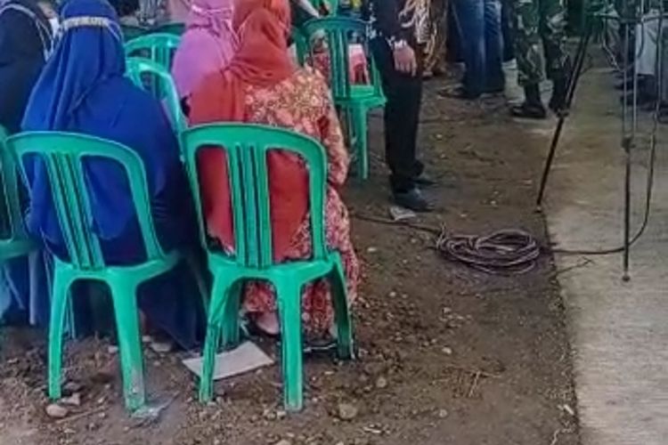 Video pembubaran paksa hajatan pernikahan warga Dusun Tlogomulyo, Desa Boloh, Kecamatan Toroh, Kabupaten Grobogan, Jawa Tengah oleh sejumlah anggota TNI viral di media sosial baru-baru ini. 