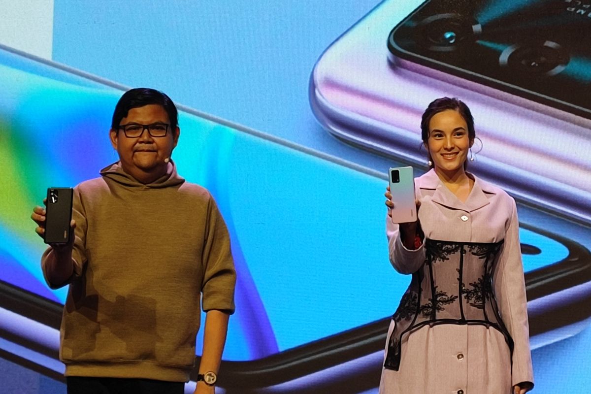 PR Manager Oppo Indonesia (kiri), Aryo Meidianto, dan artis Chelsea Islan (kanan) di acara peluncuran Oppo A95 di Jakarta, Kamis (18/11/2021).