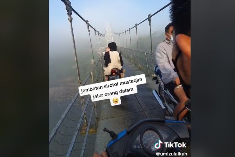 Tangkapan layar video viral jembatan sirotol mustaqim