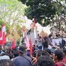Demo Tolak Revisi UU Pilkada di Garut Ricuh, Gedung DPRD Dilempari Batu