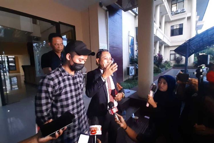 RZ didampingi pengacaranya Jumadi seusai diperiksa oleh penyidik Subdit Seber Ditreskrimsus Polda Banten.