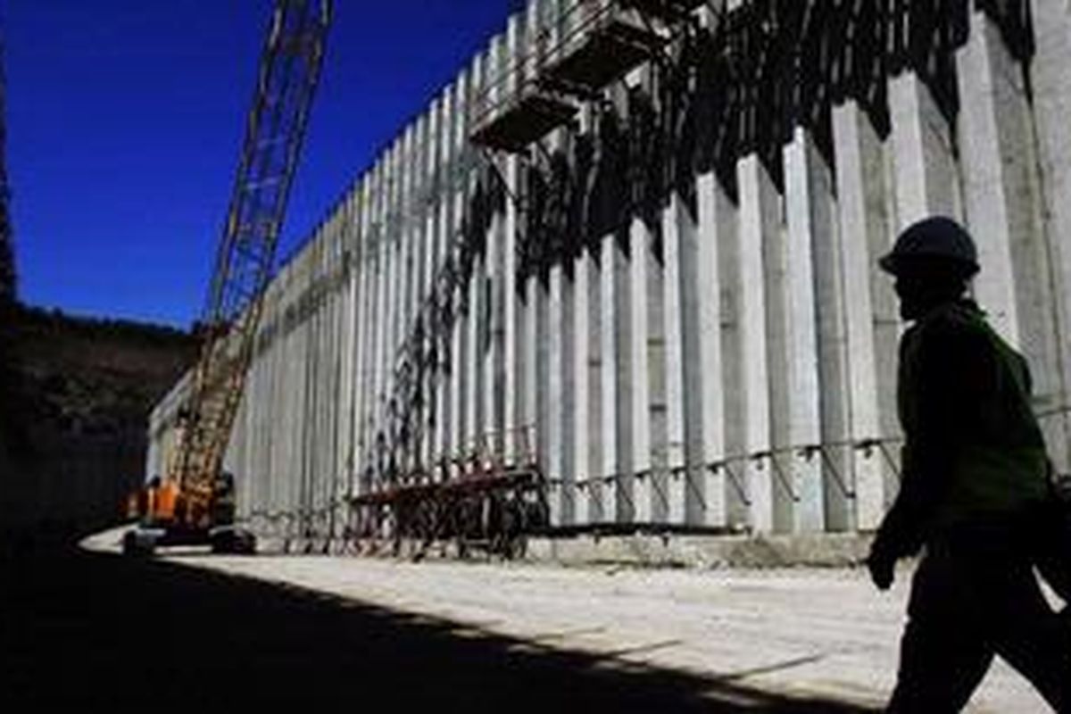 Suasana Jalan Lingkar Nagreg. Jalan semiterowongan sepanjang 5,4 kilometer selain berfungsi mengurai kemacetan selama arus mudik dan arus balik, juga menjadi ruang pamer bagi inovasi rekayasa teknis Indonesia. 