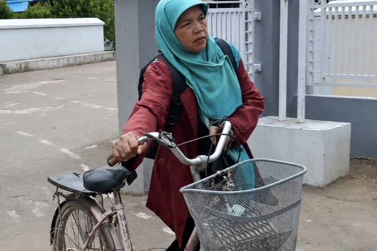 Mengayuh Sepeda dari Rumah ke Rumah, Kisah Ibu Tunggal di Indramayu Berjuang untuk Anak dan Gelar Sarjana