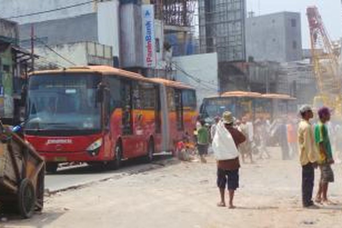 Pagar Transjakarta di Jalan Jatinegara Barat, Jakarta Timur dibongkar petugas untuk akses masuk alat berat dan truk di penertiban pertokoaan setempat. Minggu (31/8/2014) 