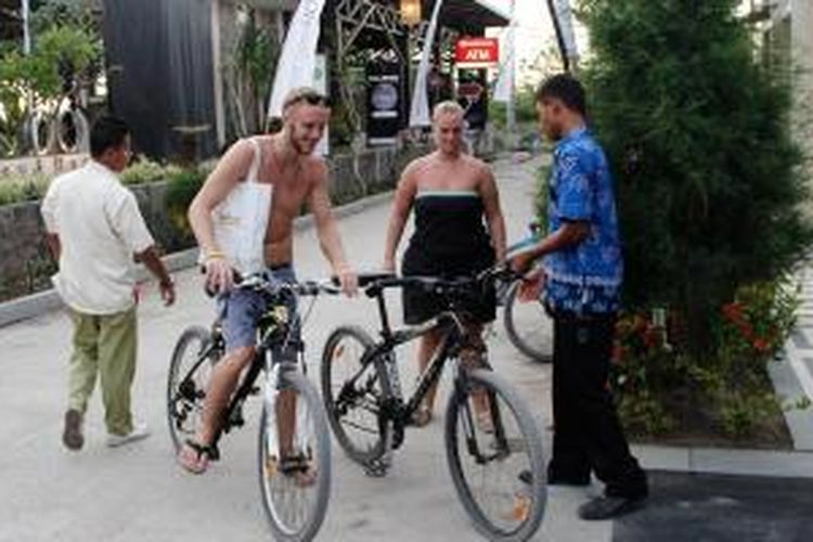 Wisatawan asing di Gili Trawangan, Lombok Utara, Nusa Tenggara Barat.