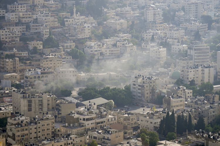 Asap mengepul di atas gedung selama operasi tentara Israel di kota Nablus, Tepi Barat, Selasa, 9 Agustus 2022. (AP Photo/Majdi Mohammed)